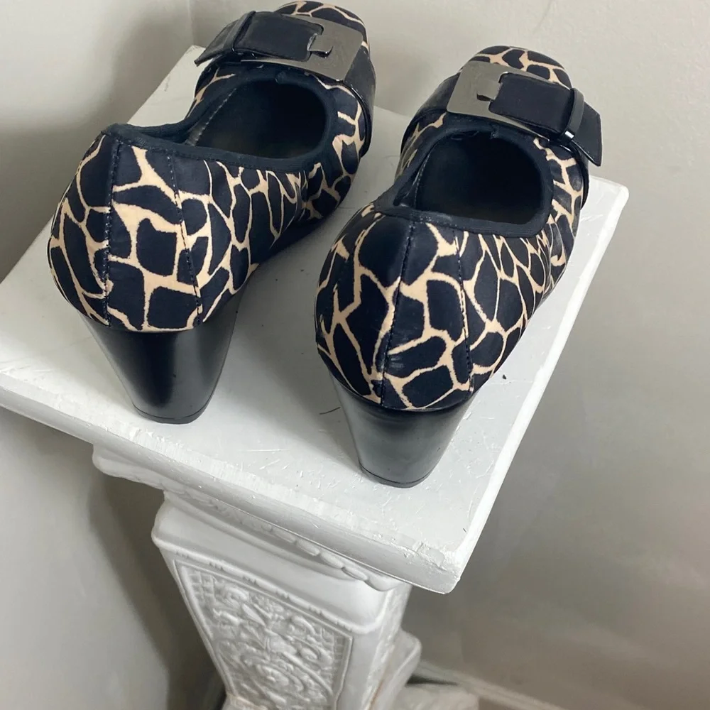 Bandolino Black and Cream Patterned Flats - Picture 4 of 7